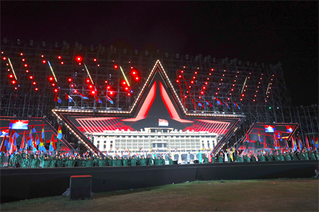 Chương trình “Dưới cờ vinh quang” được kết nối tại ba điểm cầu: Thành phố Hà Nội, Thành phố Huế và Thành phố Hồ Chí Minh