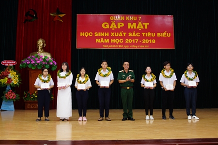 Quân khu 7 tuyên dương học sinh xuất sắc