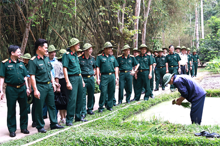 Hơn 250 báo cáo viên toàn quân nghiên cứu thực tế tại Khu di tích lịch sử Địa đạo Củ Chi